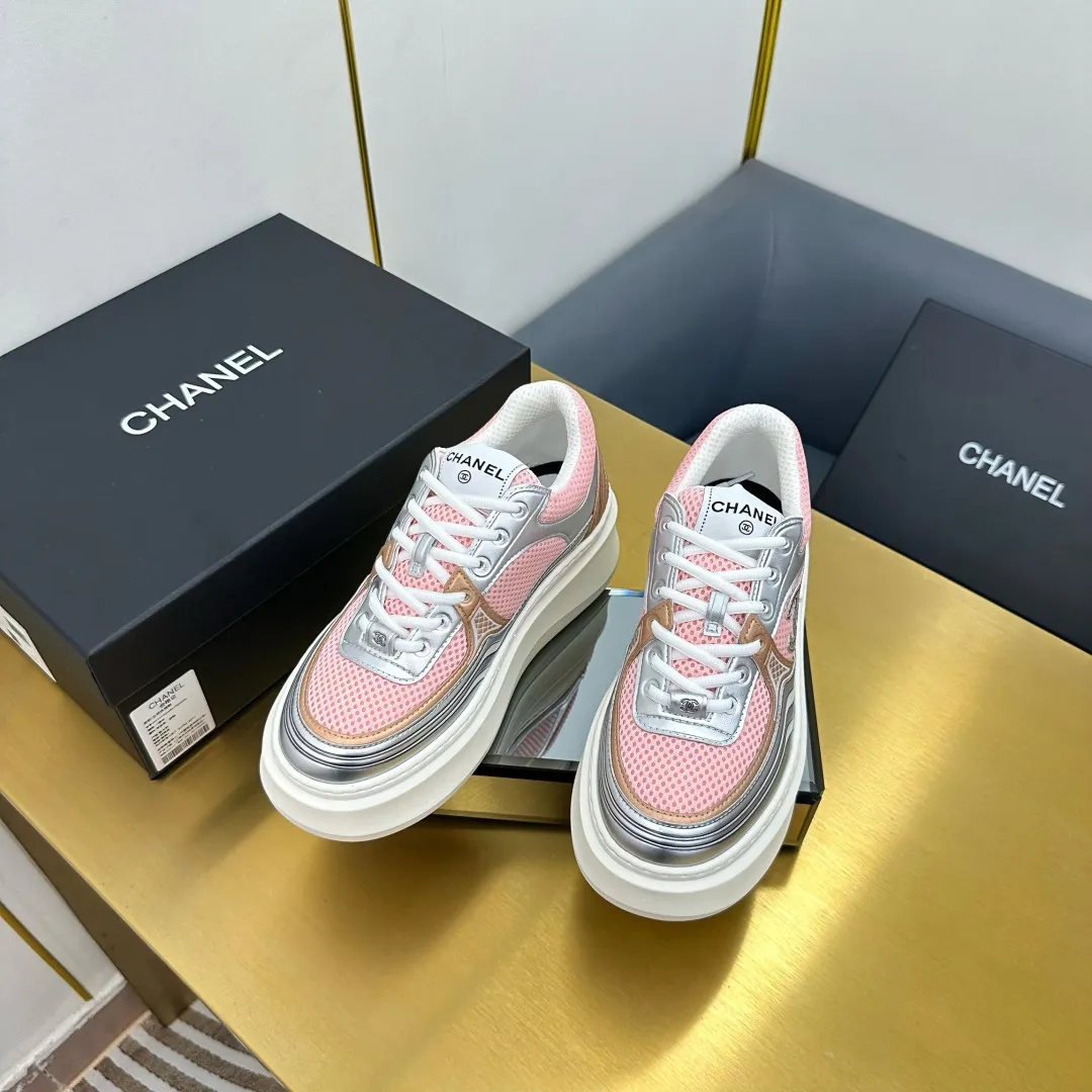 👟👟Ex-factory price 680👟👟 Upgraded version, upgraded version, upgraded version! No rebuttal accepted! ! ! ! Chanel Chanel panda shoes! 2025 counter's top casual sports shoes. This classic design; the upper is electro-embroidered with a variety of techniques; the outsole is fashionable and sporty; the unusual inclusion of a variety of color matching elements... The diversified mix and match is very good-looking and versatile, and can be used for leisure, fashion, sports, and outdoor... ꫛꫀꪝ Go➫ Materials: ❶Upper made of: original imported first-layer silk cowhide + original waterproof cloth + original first-layer cowhide ❷Inner lining: Original Yangli+Net ❸Outsole based on: Original TPU combination outsole Counter boutique packaging complete set for women 35–41 👉 👉